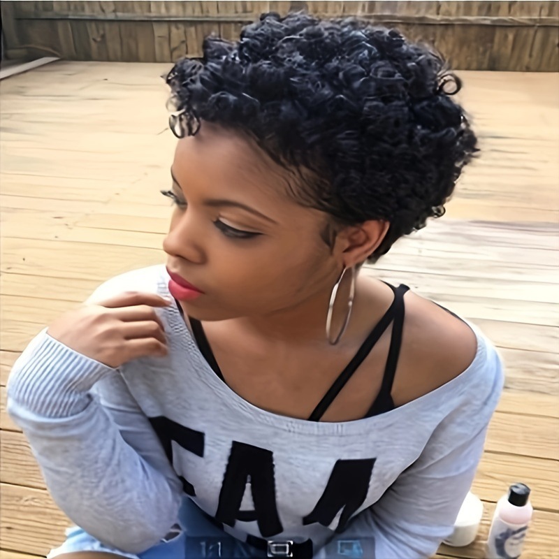 La fábrica de comercio exterior de África vende al por mayor pelucas de cabello corto y rizado. El suministro es estable y está disponible en stock.