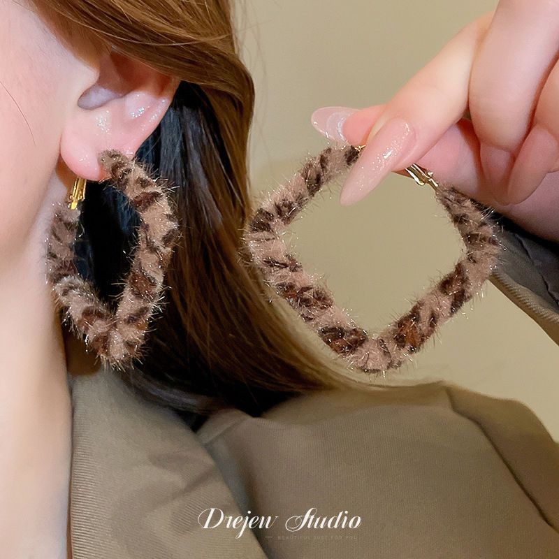 Pendientes de círculo geométrico con estampado de leopardo con aguja de plata Pendientes de personalidad de moda de todo fósforo retro europeo y americano Pendientes de todo fósforo de nicho al por mayor