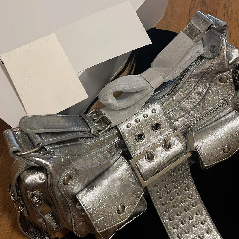 2024 Automne/Hiver Nouveau Doux Jubilé Fille Chaude Mode Métal Argent Moto Rivet Simple Épaule Aisselle Bandoulière_voghion.com