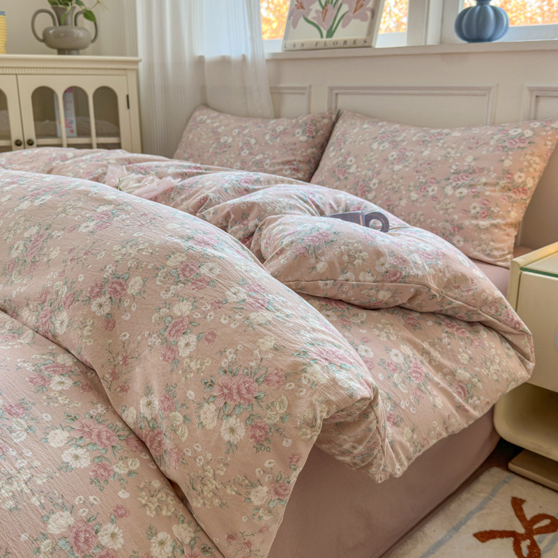 Una clase de espuma de espuma de cuatro piezas en un pequeño conjunto de sábanas de dormitorio ultra suave lavar con agua de tres piezas cubierta de colcha