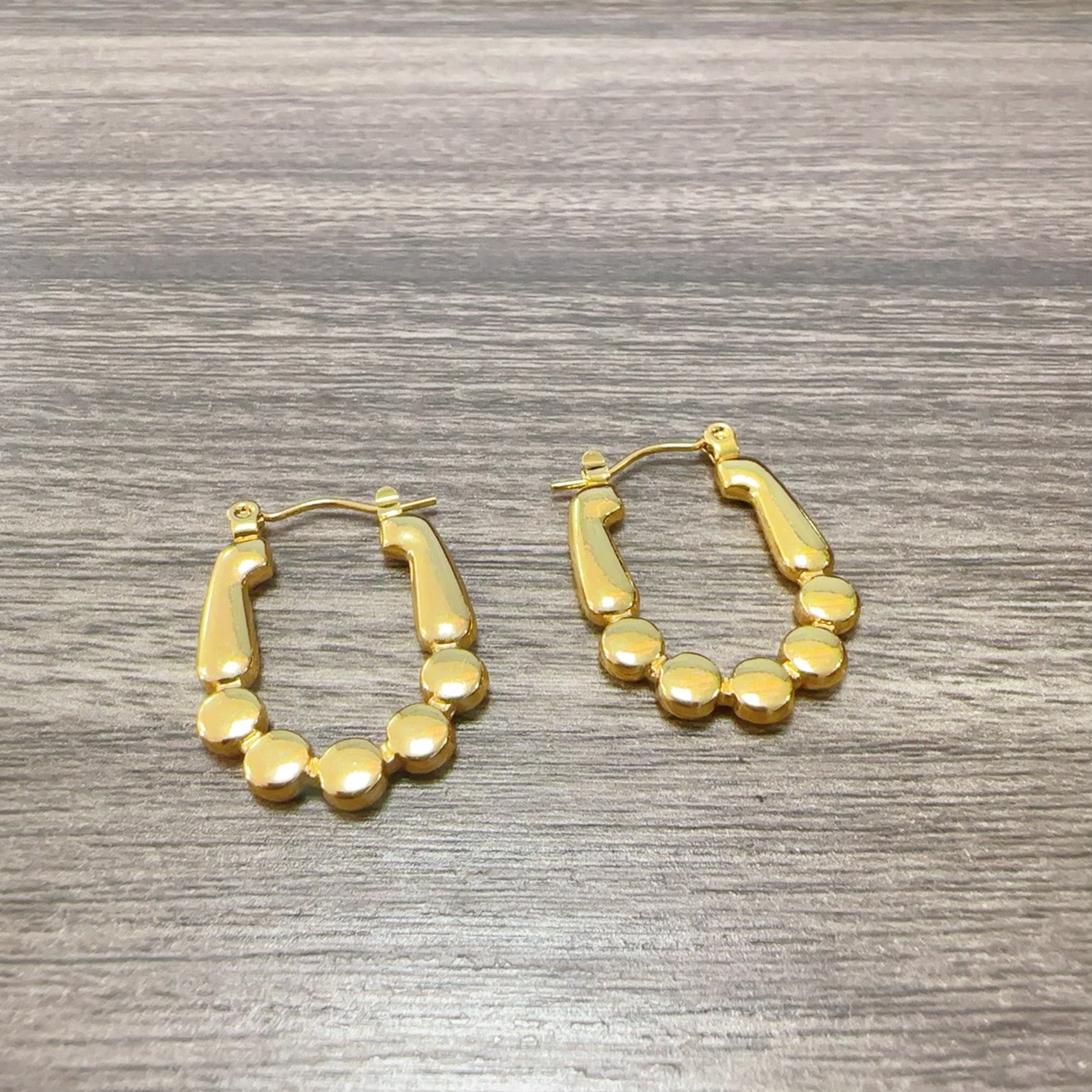 Transfronterizos europeos y estadounidenses de alto nivel temperamento nicho de acero inoxidable 18K auriculares de oro personalidad universal no decoloración auriculares al por mayor