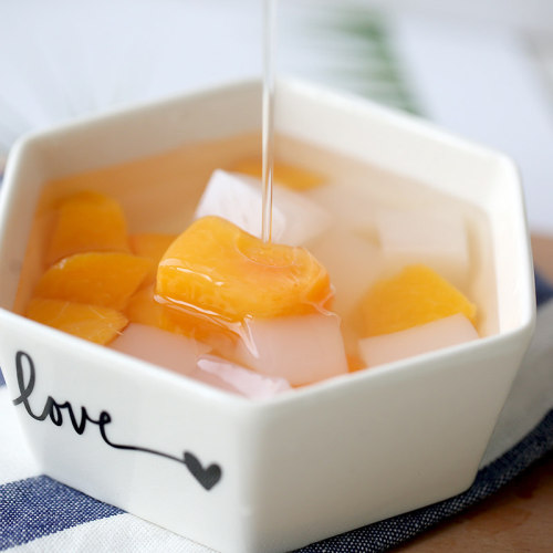 Drop shipping three squirrels two-color canned fruit 300g/can coconut fruit extruded and deformed in summer