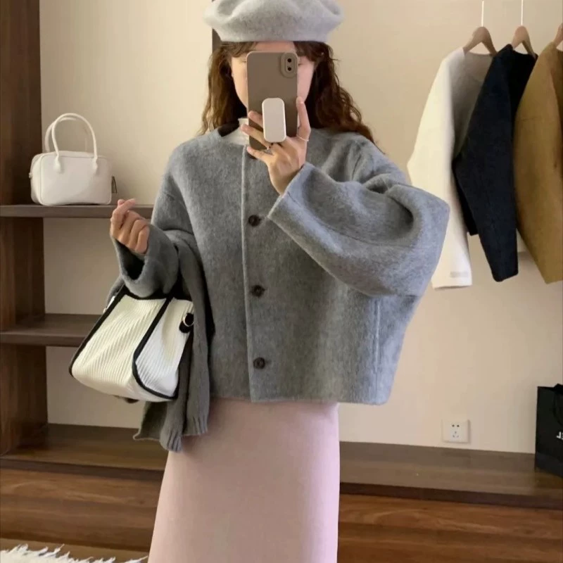 Короткая демисезонная элитная trench coat, круглый воротник, стиль Chanel, 2024 годы, корейский стиль, свободный крой