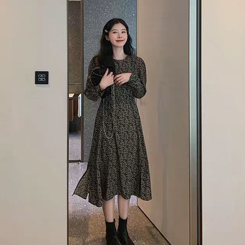 Tea-inspired floral long dress with an elegant and sophisticated vibe, suitable for spring. French vintage style, featuring a high-low hemline and a flattering waistline design for a slimming effect. Korean-style base layer dress.
