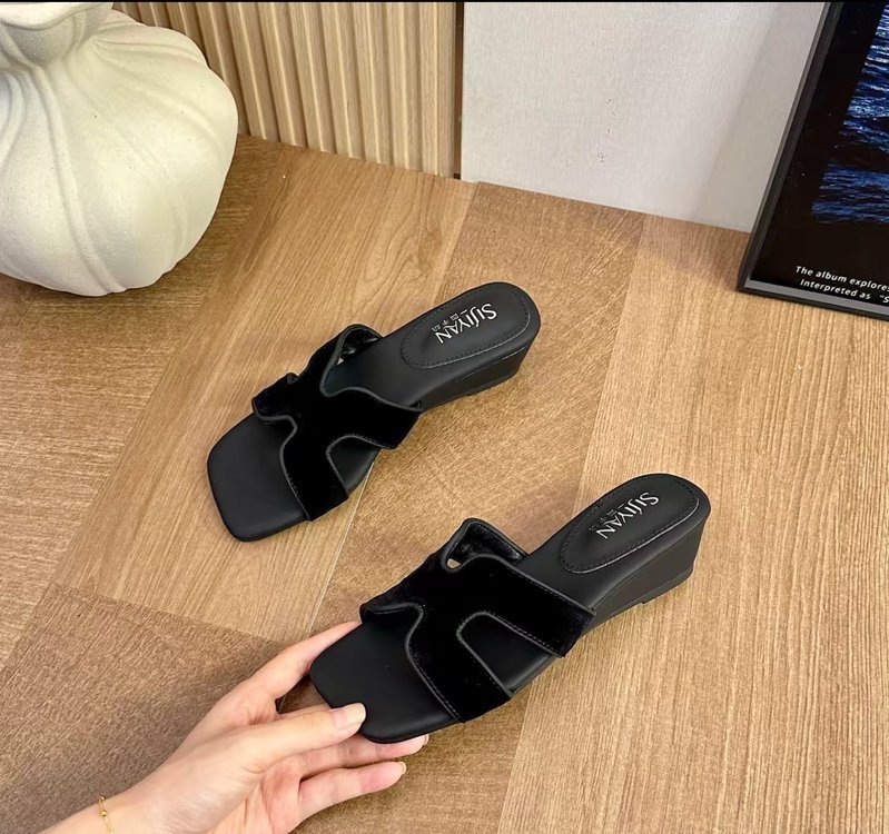 Women's Summer 2026 New Fashion High-end Flat Comfortable Sandals With Chunky Heels For Casual Beach Wear_vogvips.com