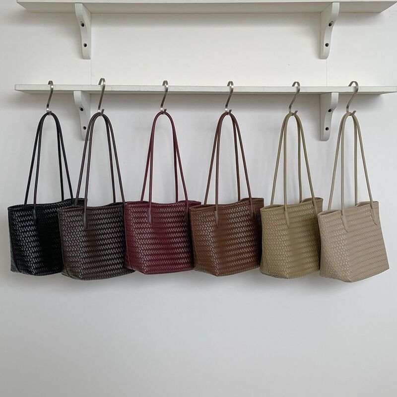 Duoguo Women's Bag Woven Texture Underarm Basket Bag 2026 Early Autumn New Style Small and Exquisite Handheld Shoulder Bag