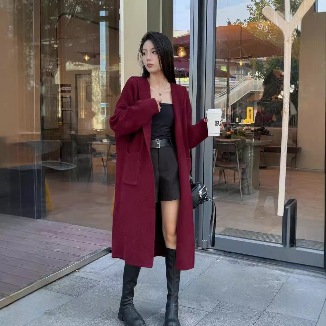 24 invierno Puyuan Angola bolsillo con capuz rojo largo medio cardigan de punto para mujeres 2024 otoño