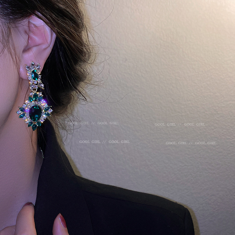 Fashion Rhinestone Emerald Geometric Contrast Color Earrings Wholesale display picture 4