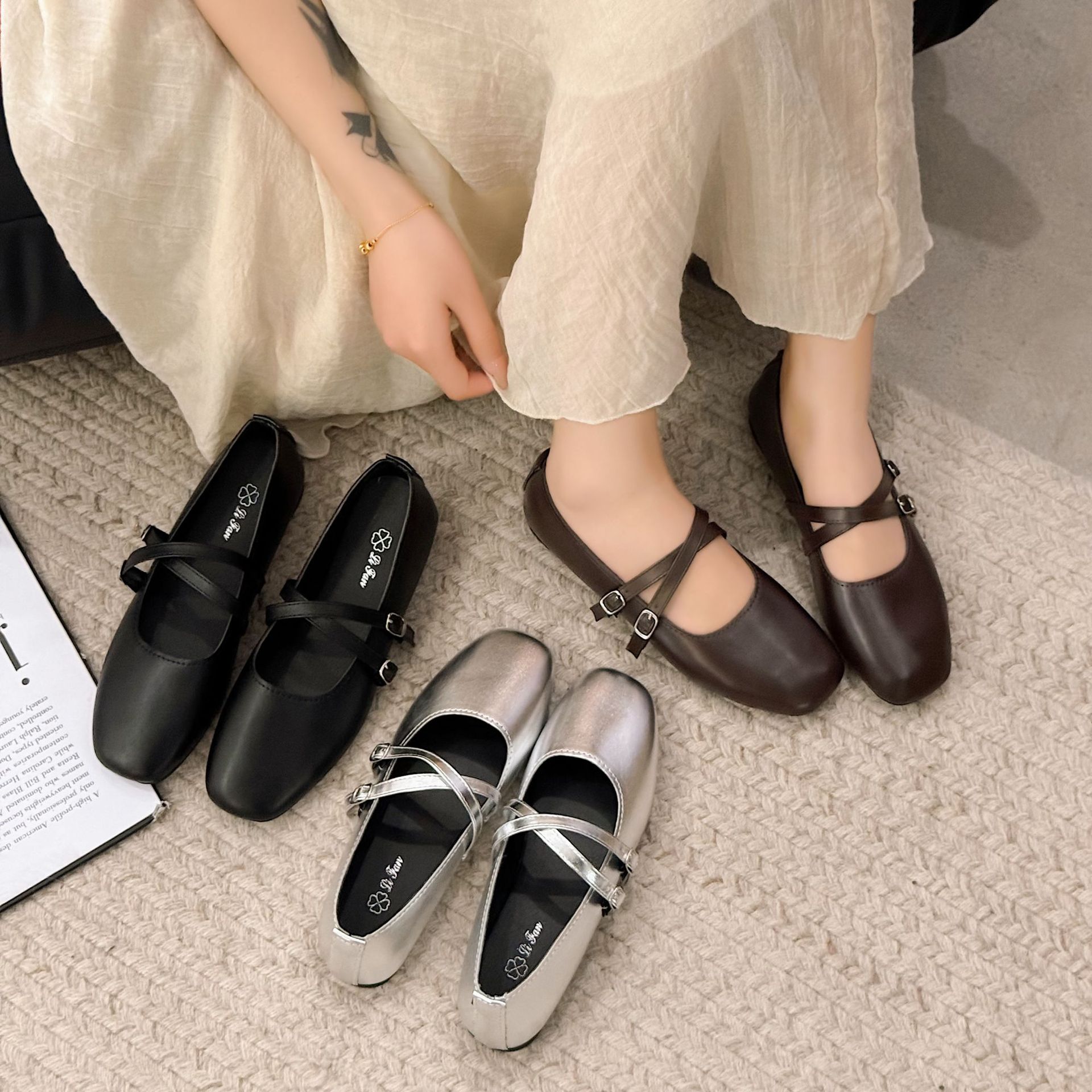 2026 Spring and Autumn New French Style Silver Mary Jane Shoes for Women, Korean Version, Matching with Skirts, Flat Low Heel Loafers, Trendy Women's Shoes