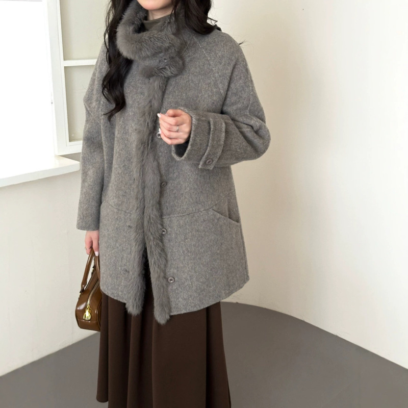 New Korean-style women’s wool coat with a rabbit fur collar, featuring a stand-up collar, a mid-length design, a loose fit, and a slimming effect, offering a luxurious and warm feel New Korean-style women’s wool coat with a rabbit fur collar, featuring a stand-up collar, a mid-length design, a loose fit, and a slimming effect, offering a luxurious and warm feel