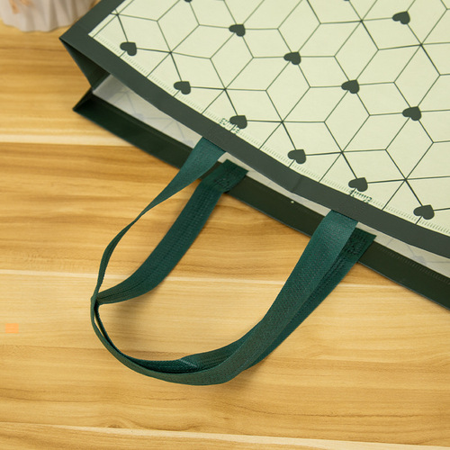 Green Heart Laminated Non-Woven Fabric Bags for Clothing Stores, Hand-Take Bags, Wholesale, Simple and Elegant Shopping Bags, Gift Bags