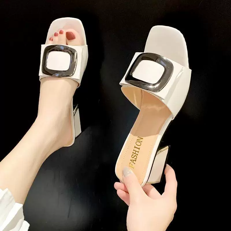 Тапки на высоком каблуке корейская версия темперамента в середине каблуков женщина носит летом 2024 новый модный дикий толстый буксир