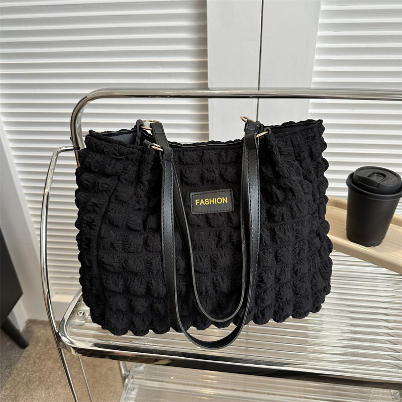 Estilo coreano de las mujeres estilo occidental plisado bolso de hombro de las mujeres 2023 textura de cercanías color sólido bolso de las axilas bolso de mano del todo fósforo moda