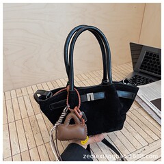 外贸2025新款时尚百搭复古挂件通勤女士斜挎包饺子包腋下包手提包