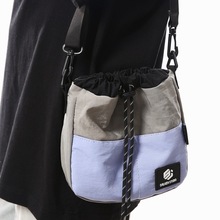 斜挎包机能撞色抽绳束口袋男水桶包轻便露营单肩包旅行便携背包女