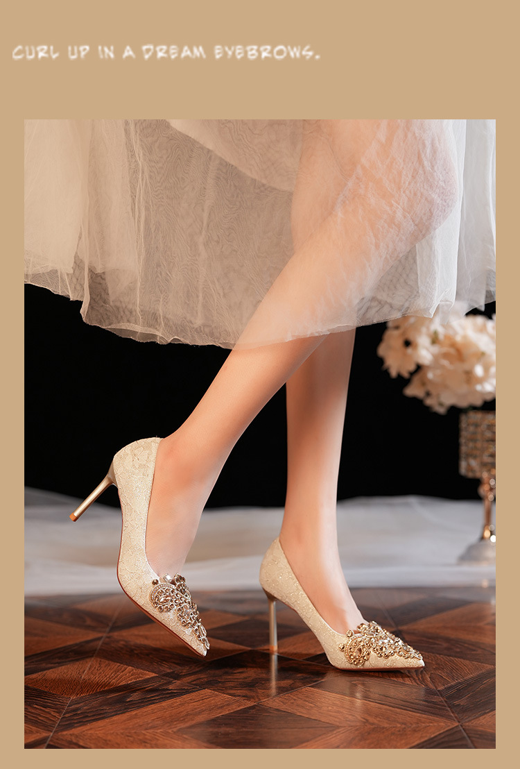 2024 Nuovo Punta Acqua Diamante Tacco Fine Seta Bordo Oro Banchetto di Nozze Scarpe da Sposa Scarpe da Damigella D'onore Rosso Celebrazione Banchetto di Nozze_voghion.com
