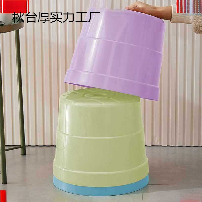 小さい腰掛けのプラスチックの腰掛けの家庭用の成人の腰掛けの丸い腰掛けは厚い滑り止めの足のゴムの腰掛けを踏んで子供の風呂に足を踏み入れる低い腰掛けです。|undefined