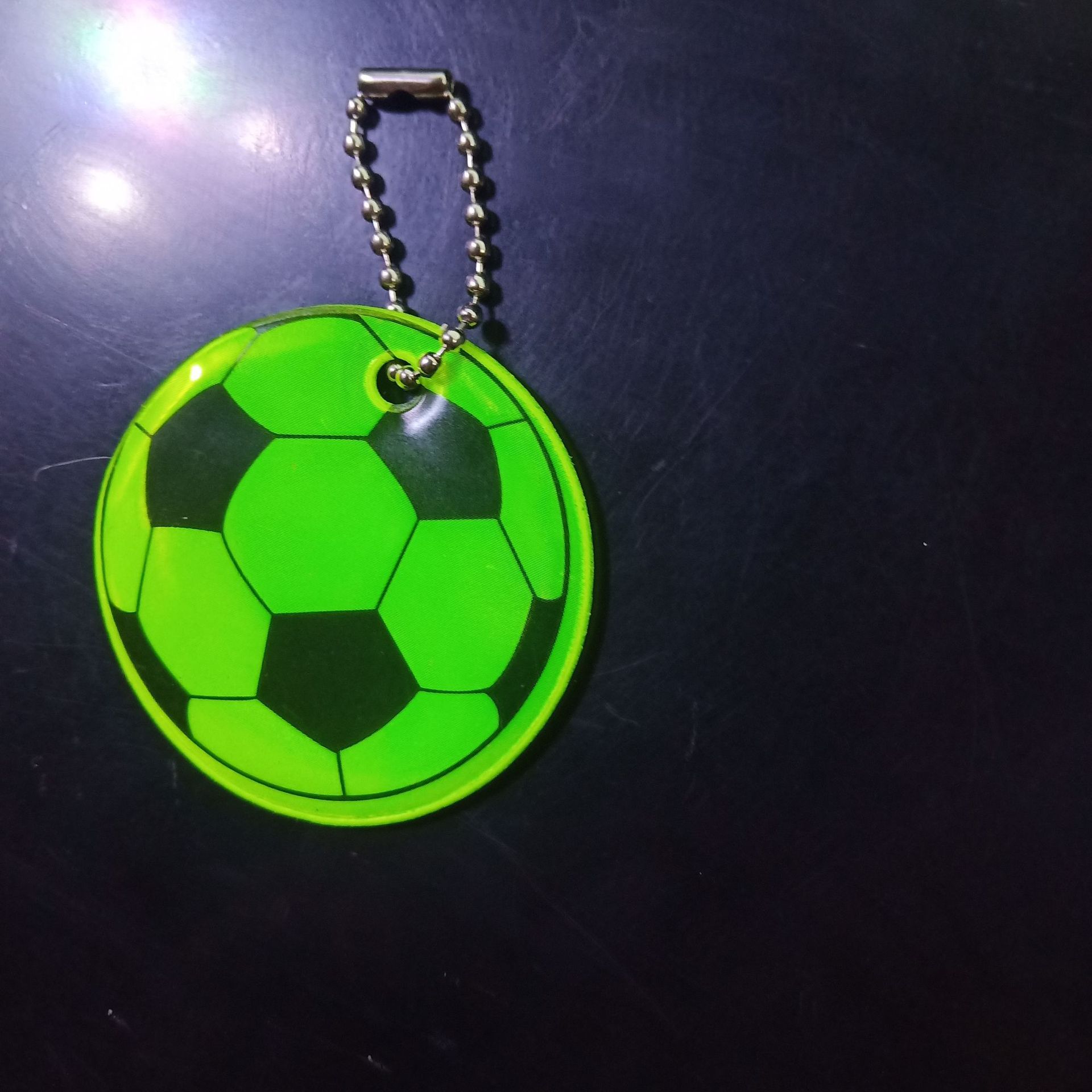 Estrictamente seleccionado 5 cm sonriente estrella de cinco puntas fútbol mariposa colgante reflectante pvc noche llavero mochila colgante