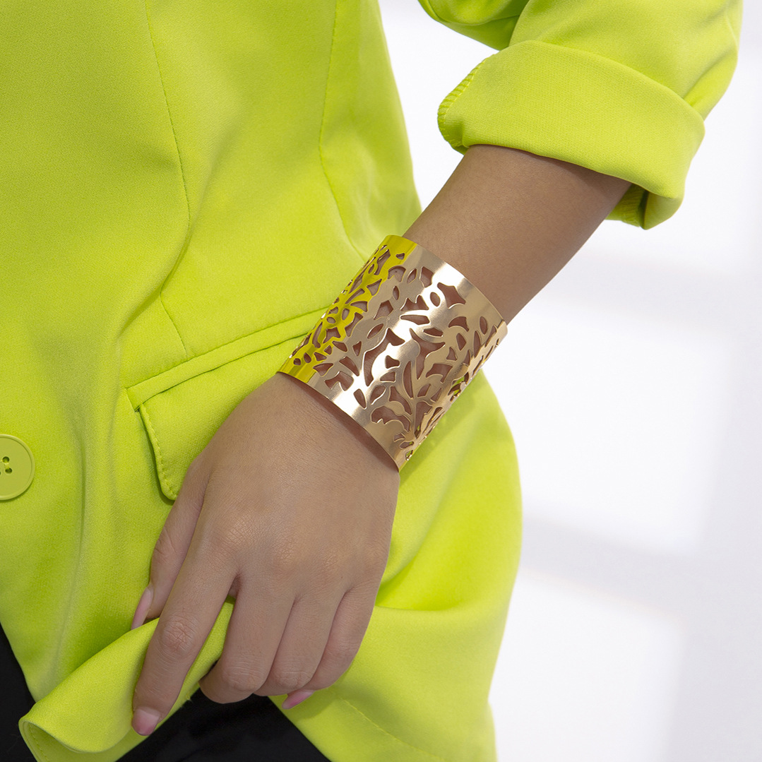 Bracelet en métal personnalisé style hip-hop, large niche minimaliste creuse en forme de fleur pour femmes_voghion.com