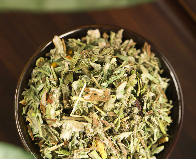 Fan Bai Cao Di Gu Pi Herbal Tea Blend Potentilla Discolor and Lycium Root Bark 250g Bag in use