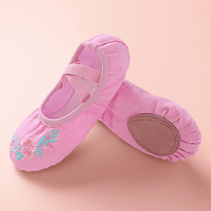 En stock zapatos de baile para niños zapatos de baile de ballet zapatos de práctica corporal zapatos de satén bordados nuevos zapatos de garra de gato zapatos de yoga
