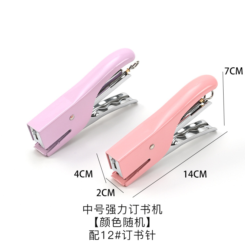 花屋の材料の花の花束を包装して手作りのdiyバラの花を刺します。