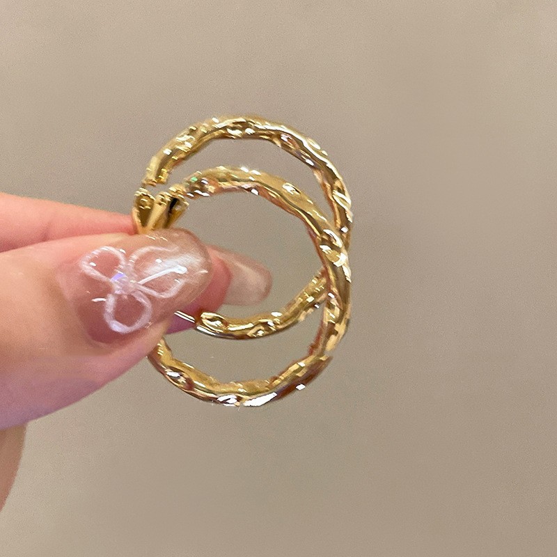 Pendientes de metal transfronterizos de otoño e invierno con aguja de plata, pendientes, pendientes de viento frío de moda de nicho, pendientes de lujo de alta gama de luz de todo fósforo