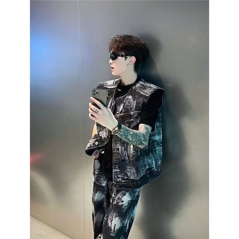 Niche Design Graffiti Sleeveless Denim Vest Jacket Set for Men, Fashionable and Trendy Two-Piece Outfit with Long Pants Niche Design Graffiti Sleeveless Denim Vest Jacket Set for Men, Fashionable and Trendy Two-Piece Outfit with Long Pants