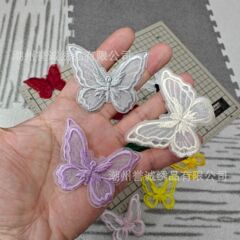 コンピュータ刺繍の蝶の布は欧根の紗の服装の補助材料を貼ります。