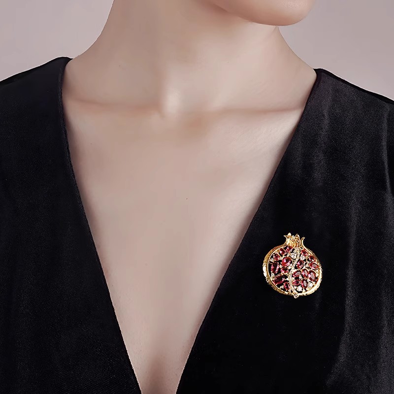 Spilla a forma di melograno rosso accessorio gioiello elegante_voghion.com