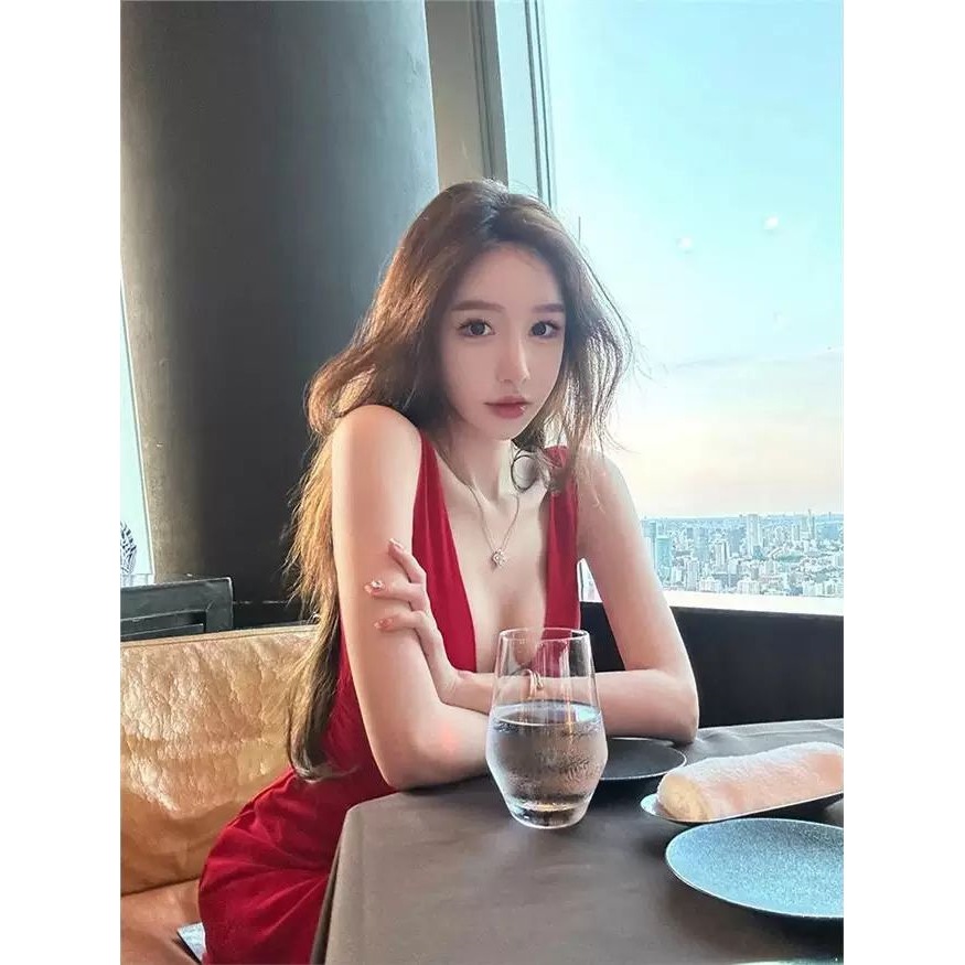 红色V领设计感洋装女夏轻奢高级纯欲凸显身材成熟气质名媛短裙子