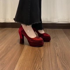赤い日常は結婚靴秀イネ服靴女2025春にスカートハイヒール新年メアリージェーン女靴を着ることができる