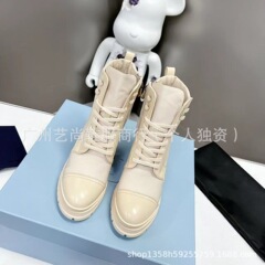 高版2025秋冬新款三角标真皮拼色粗跟高跟侧拉链系带骑士靴时装靴