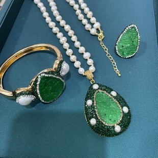 Organic set, emerald necklace from pearl