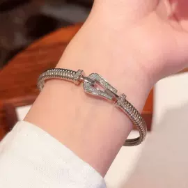 项链;耳钉;手链