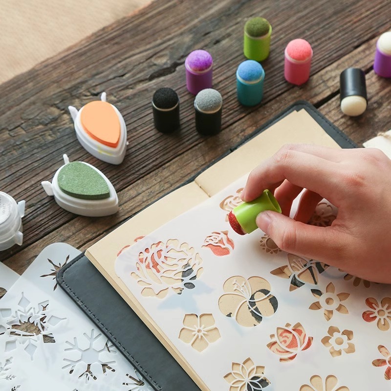 女の子の手作りdiyおもちゃの製作材料は手帳を包んで泥のスポンジの指のカバーを印刷して手で新聞を書き写す絵の板を塗ります。|undefined
