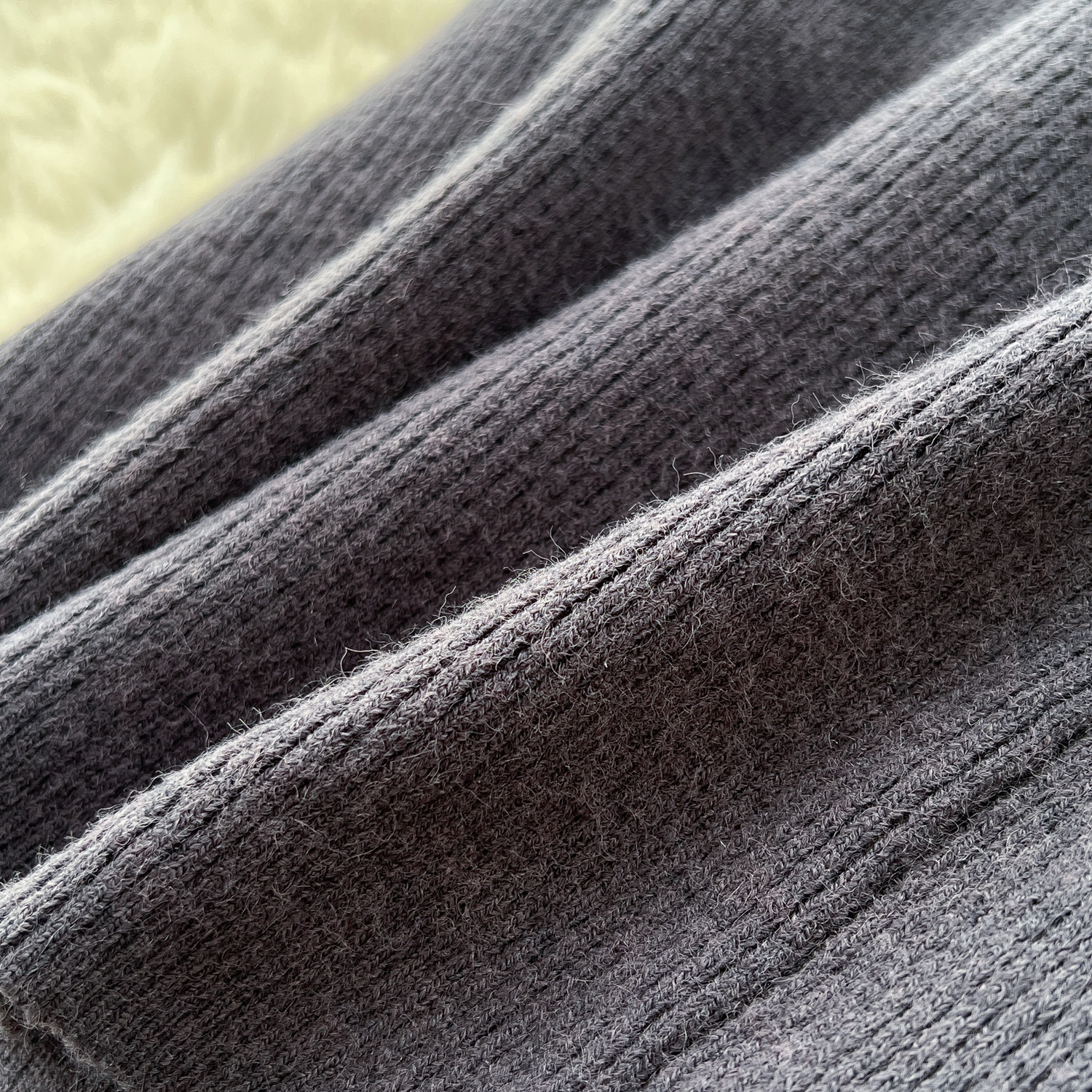 Damenbekleidung, geschlitztes Strickkleid, elegantes V-Ausschnitt-Strickkleid mit Knopfleiste und Schlitz für Damen, schmal geschnittenes Langarm-Tunikakleid, unverzichtbar für den Herbst_voghion.com