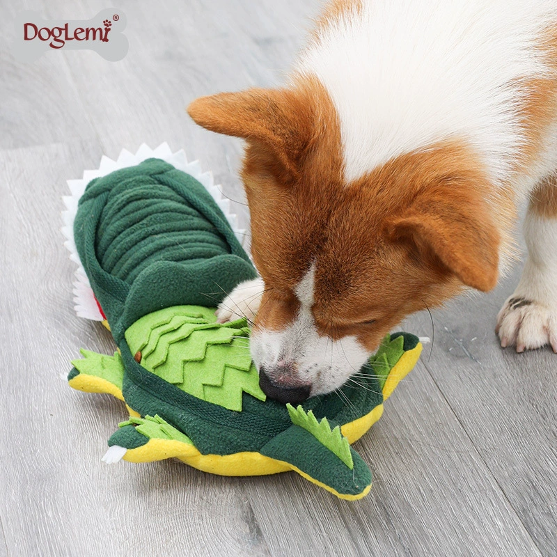 Крокодил домашнее животное нюхает и кусает игрушечный корм для собак, скрывающий медленное потребление пищи, физическая сила, звук, нюхание товаров для домашних животных