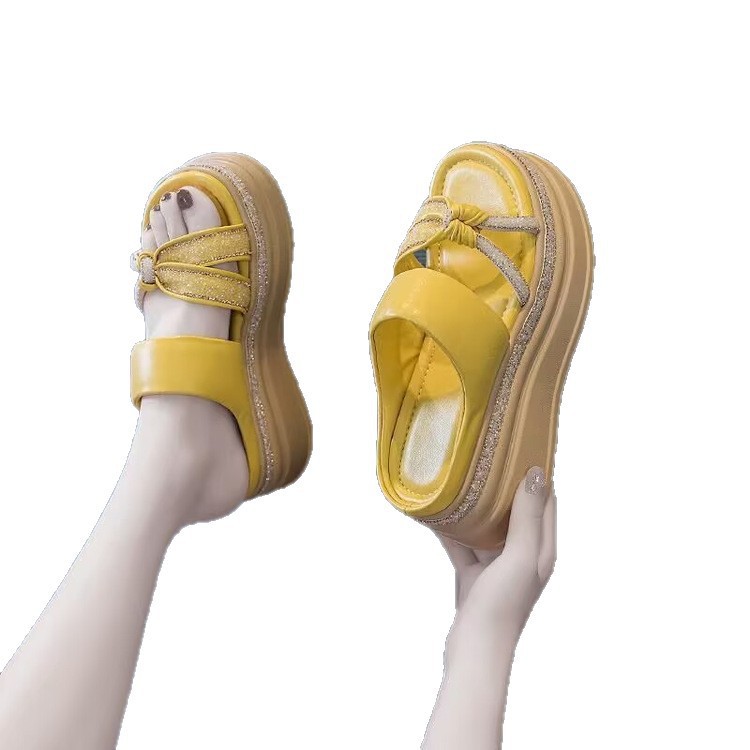 Zapatillas muffin gruesas para mujeres 2026 nuevas zapatillas de verano de moda casual sandallas de playa para aumentar la altura de las mujeres