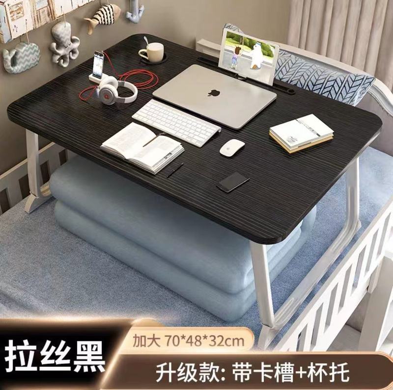 携帯用ベッドの上の小さなテーブルが窓をはねて折りたたみます。|undefined