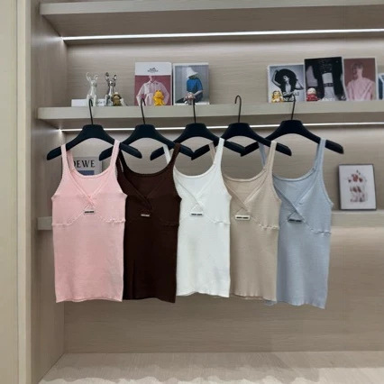 26 Summer V-Neck Knitted Camisole with Letter Patch on the Chest, Minimalist Slim Fit, Flattering and Versatile Women's Top for Everyday Wear 26 Summer V-Neck Knitted Camisole with Letter Patch on the Chest, Minimalist Slim Fit, Flattering and Versatile Women's Top for Everyday Wear