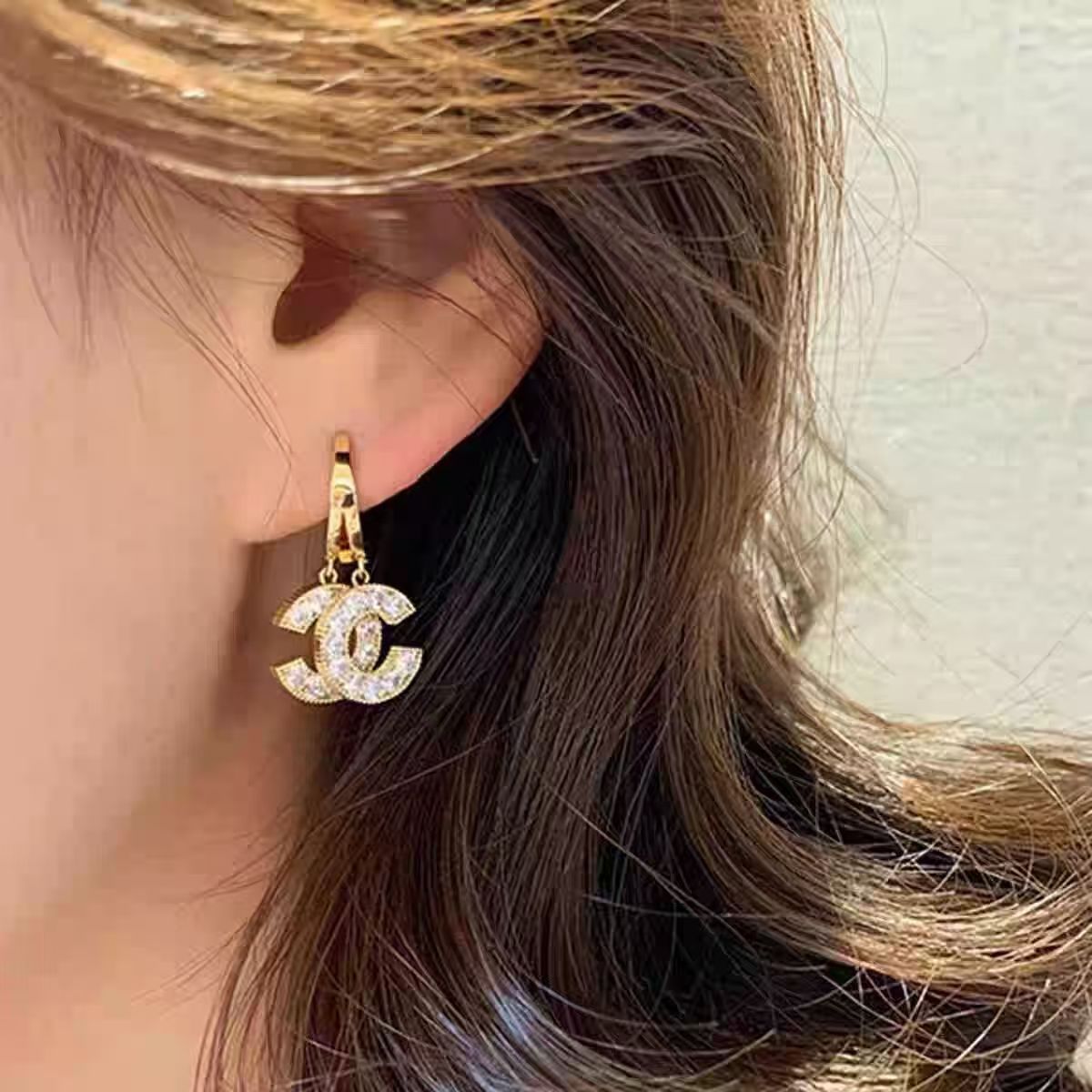 Moda europea y americana doble letra C micropantalón de piedra perfumado perfumado pendientes de moda de alta calidad exquisitos auriculares para mujeres famosas