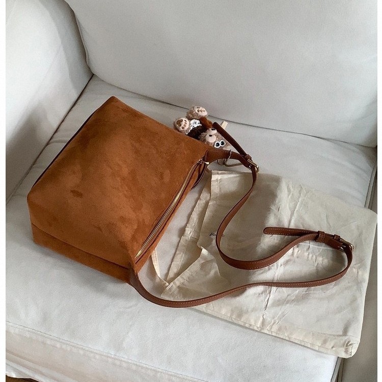 秋冬韓国版レトロ絨毛面シンプルな脇の餃子バッグシンプルな通勤鹿皮絨毛シングルショルダーバッグ