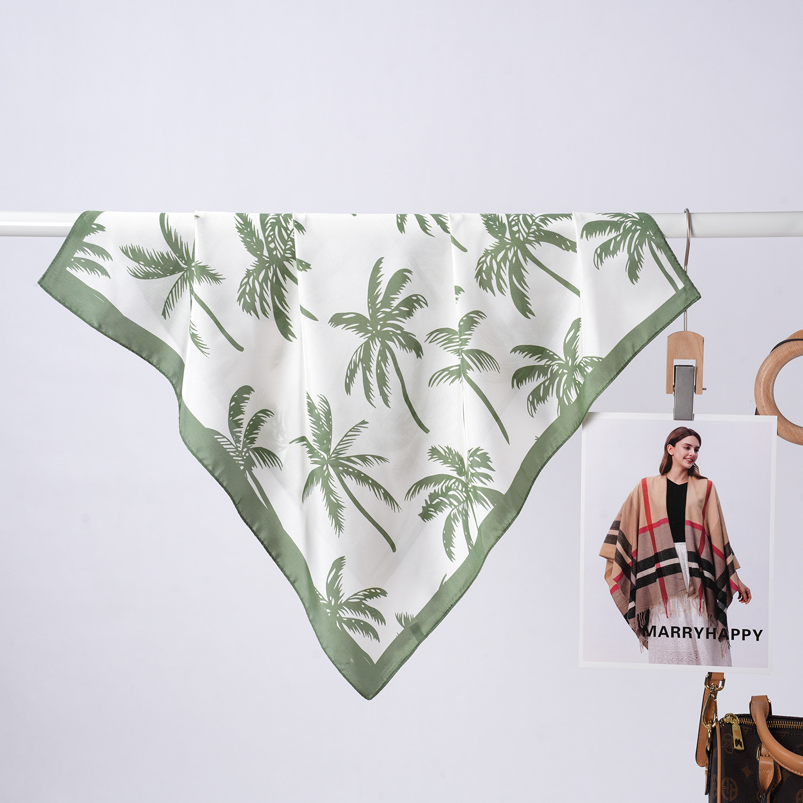 Lenço feminino de seda sintética com estampa tropical de coqueiros, modelo 2026. Versátil, leve e luxuoso, com decote quadrado pequeno de 70 cm._voghion.com