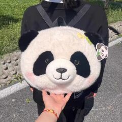 四川パンダの記念品はパンダのぬいぐるみのリュックサックをシミュレーションします。