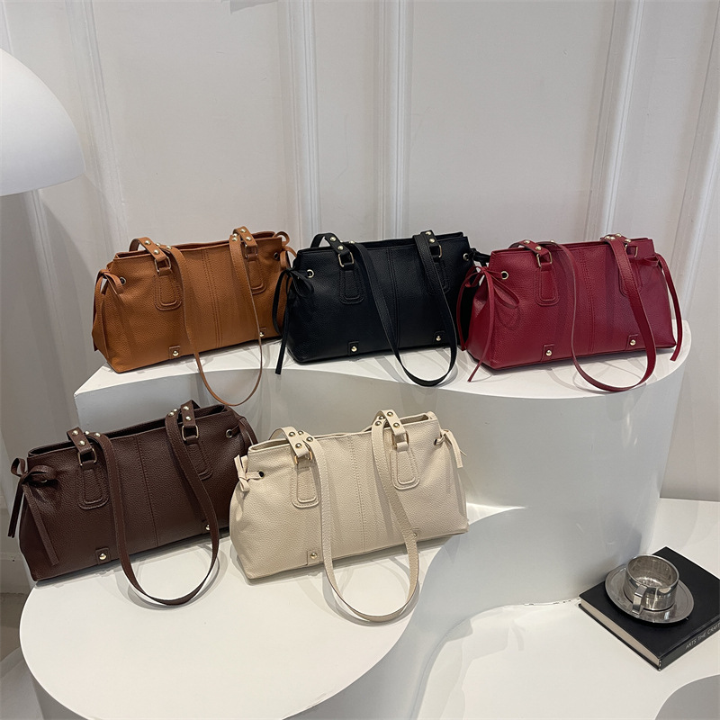 This year's popular textured handbag pillow bag for women, 2026 summer new model, solid color studded shoulder bag, commuter underarm bag