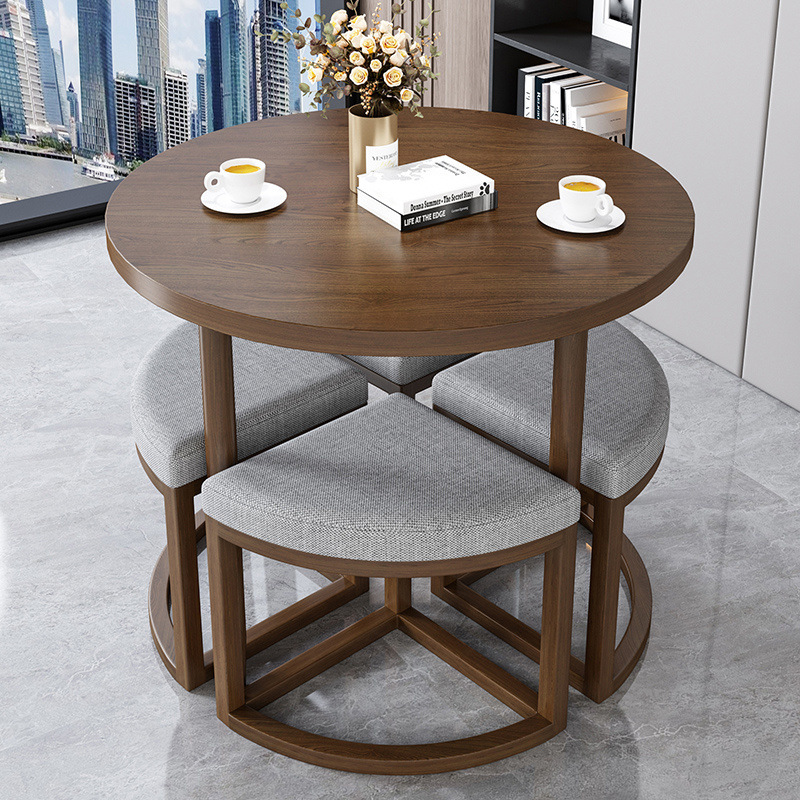 Taburete de tela gris claro + mesa de nuez