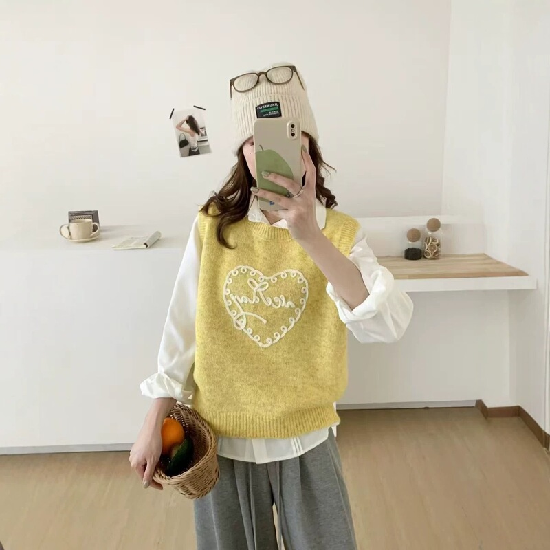 Korean-style sweet heart-shaped letter knit vest for women, suitable for spring and autumn, layered wear sleeveless sweater top Korean-style sweet heart-shaped letter knit vest for women, suitable for spring and autumn, layered wear sleeveless sweater top