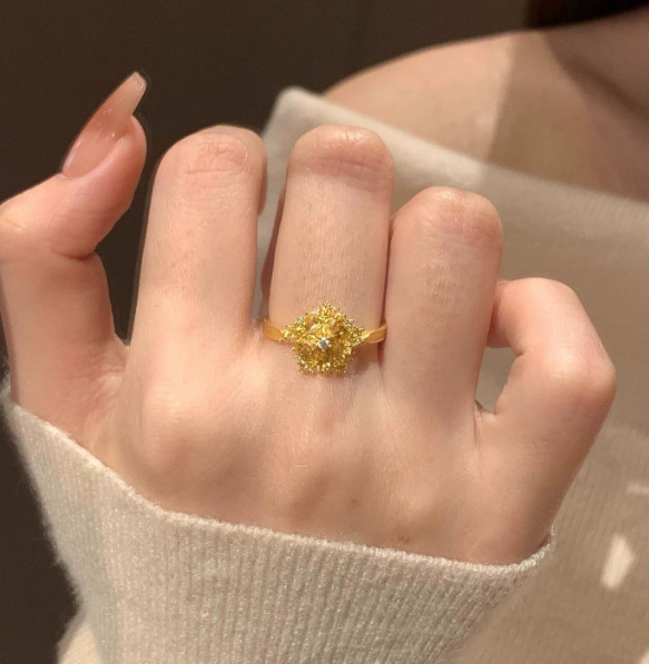 Vintage Gold Flower Ring - Elegant Designer Diamond Ring For Women_voghion.com