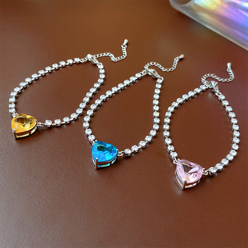 Retro Shiny Heart Shape Copper Inlay Zircon Bracelets display picture 5